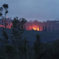 El volcán Kilauea entra a fase explosiva y lanza enorme columna de cenizas en Hawaii
