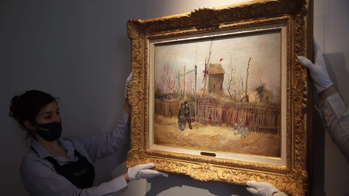 Empleados de Sotheby's posan con "Escena callejera en Montmartre", del pintor neerlandés Vincent Van Gogh. Fuente: (Twitter)