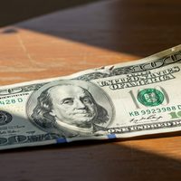 El dólar oficial bajó y cerró en $1.410