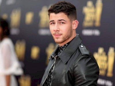 ¡Qué fuerte! Nick Jonas se apareció descontrolado en una fiesta