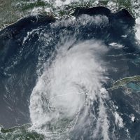 La tormenta Beryl se acerca a Texas; se espera su impacto como huracán el lunes