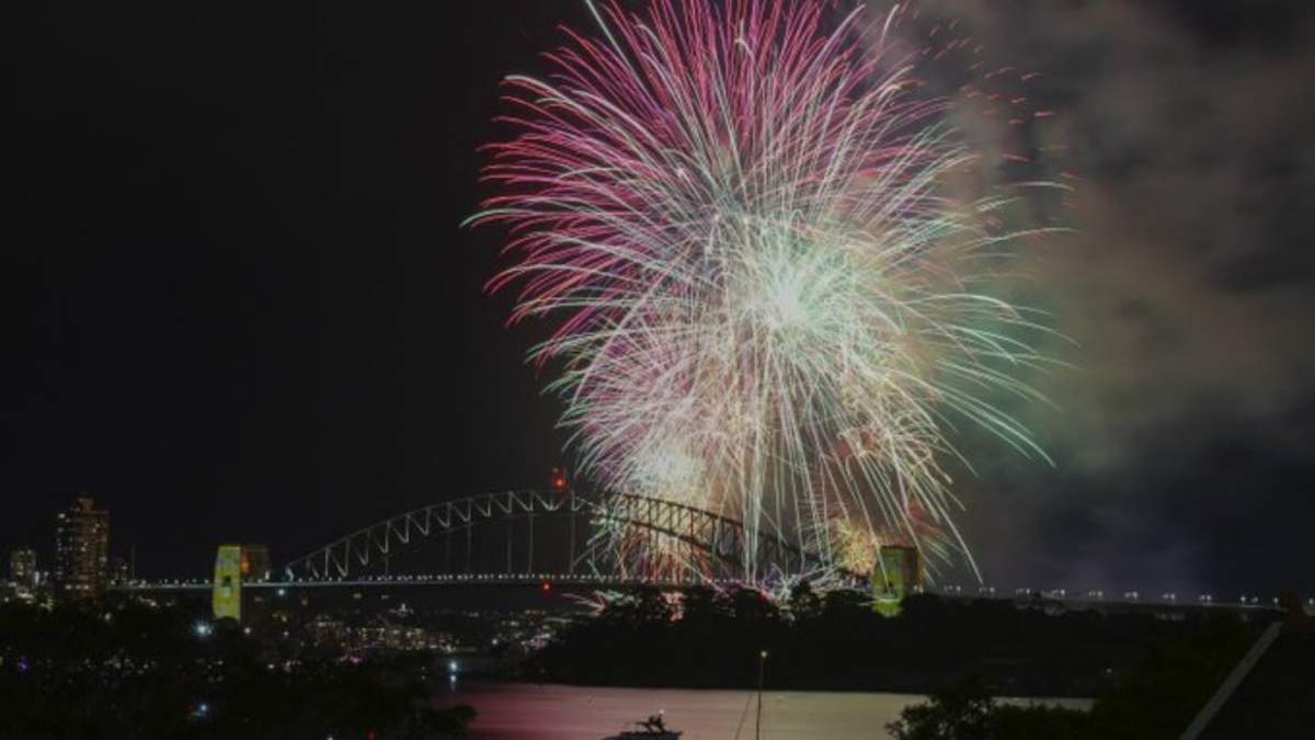 Fuegos artificiales explotan sobre el puente de la bahía de Sydney al inicio de las celebraciones de Año Nuevo en Sydney, Australia