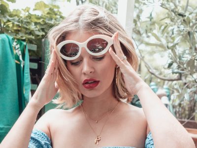 Laura Escanes pasa del calzado favorito "fashionista" a la imagen de verano con "sol y playita"