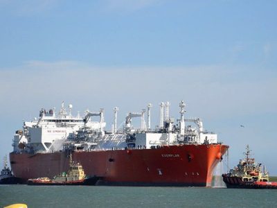 El buque regasificador de GNC ya arribó a Bahía Blanca