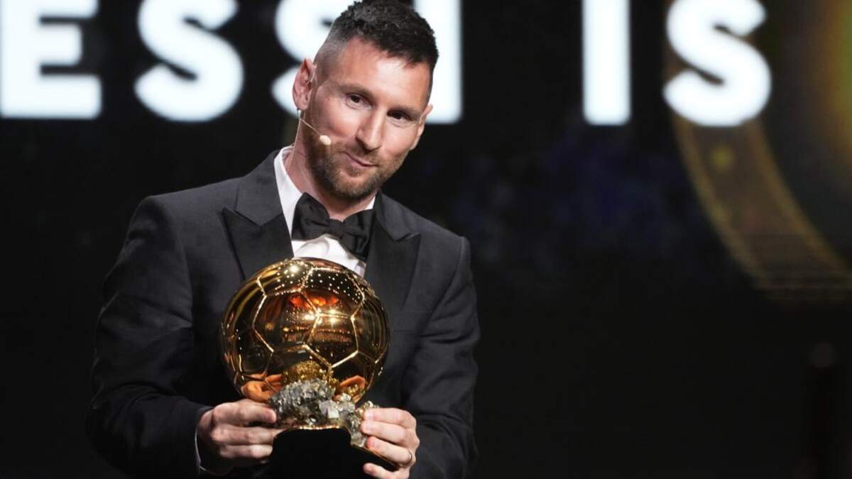 El astro argentino Lionel Messi recibe el Balón de Oro 2023 en el Theatre du Chatelet en París, el lunes 30 de octubre de 2023
