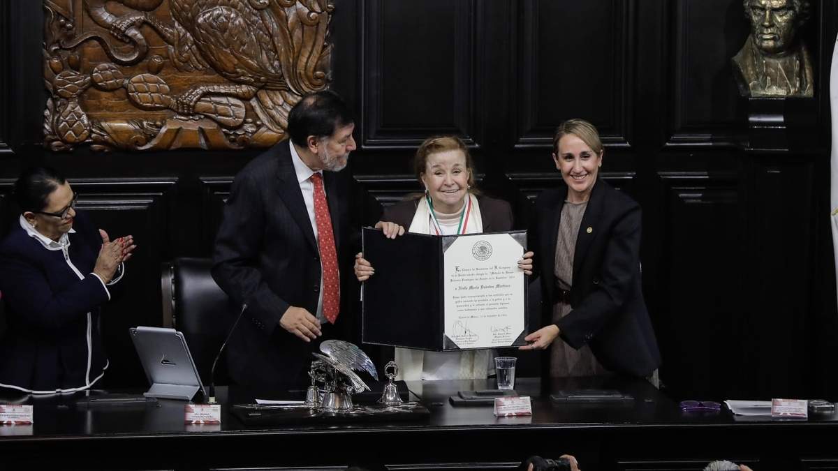 La periodista Ninfa María Deándar Martínez recibe la Medalla Belisario Domínguez