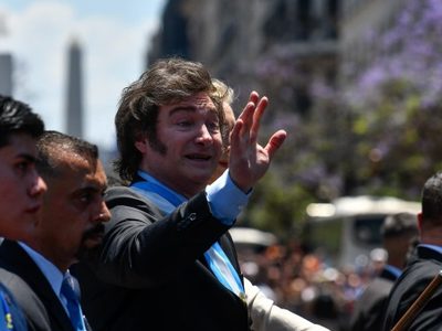 Gobierno de Argentina suspende 27 mil programas sociales “por irregularidades”