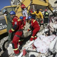 Suman 530 muertos y 7 mil 800 heridos por terremoto en Irán