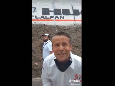 Una joven le pide a Alfredo Adame una mentada de madre... y él cumple