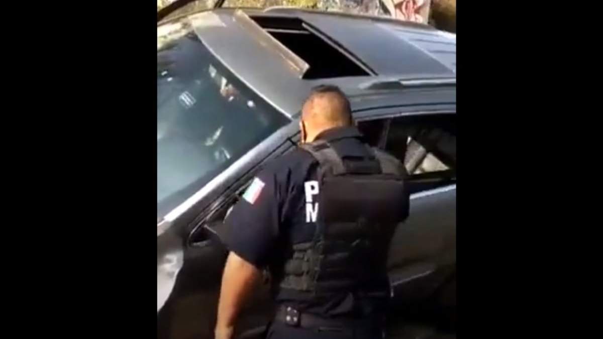 Uno de los videos muestra a un policía en el interior de la camioneta mientras Octavio Ocaña sigue con vida