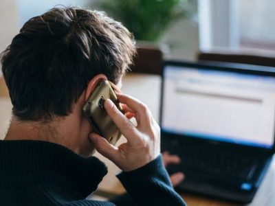 Quiso vender un teléfono por Facebook, pidió ayuda a un amigo y les sacaron 855 mil pesos