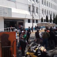 Con bloqueo vial, trabajadores de la FGJCDMX rechazan examen de oposición