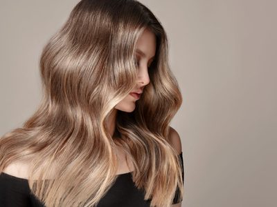 La receta de la abuela: la planta con la que podés aclarar tu cabello de forma natural y económica