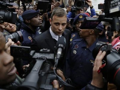 Abogados de Pistorius pedirán nueva audiencia de libertad tras el asesinato de su novia