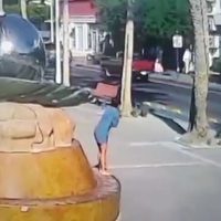 Mujer se desnuda para que le tomen fotos en monumento La Perla en Baja California; la multan (Video)