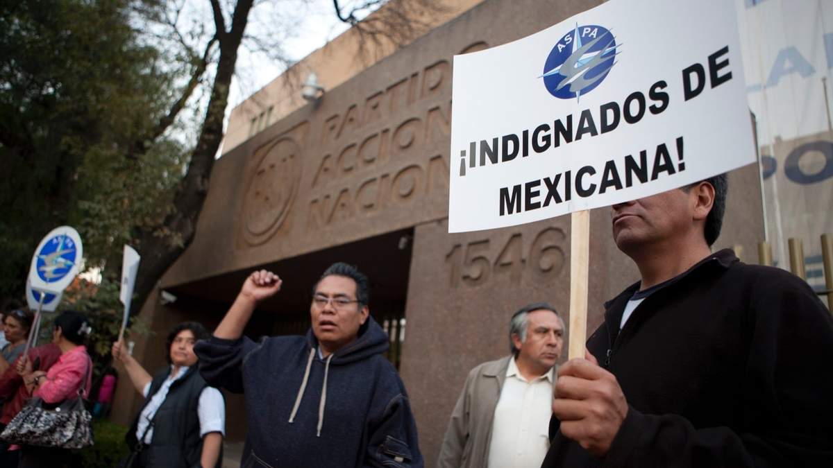 Trabajadores de Mexicana indignados