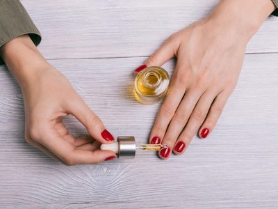 No compres caros ungüentos: la poderosa planta que ayudará a que tus uñas crezcan sin parar