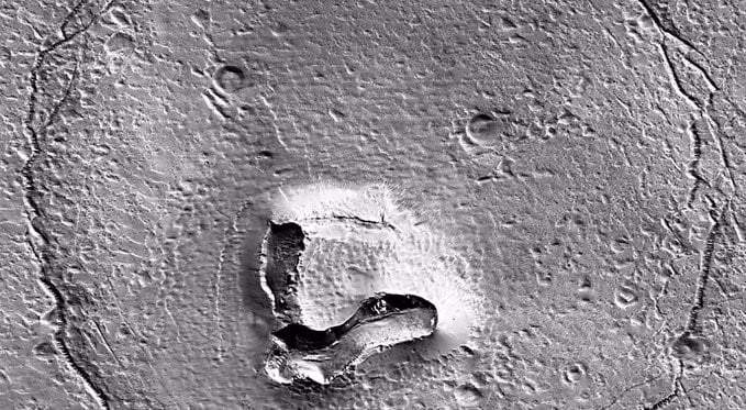 Imagen del planeta rojo que parece el rostro de un oso