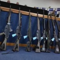 Masacre en Río de Janeiro: hallaron un fusil argentino entre las armas secuestradas al Comando Vermelho