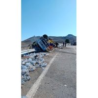 Un camión que transportaba botellas de agua perdió el control y volcó al costado de la ruta