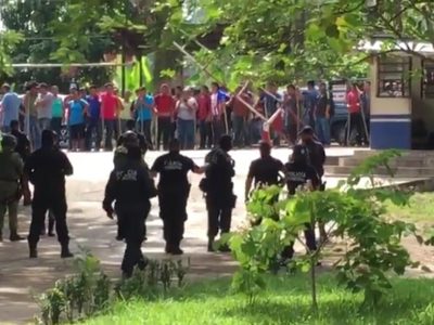 Enfrentamiento entre policías y pobladores de Pichucalco deja ocho heridos