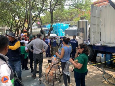Vecinos de la colonia Nápoles hacen fila por garrafones tras contaminación de agua en Benito Juárez