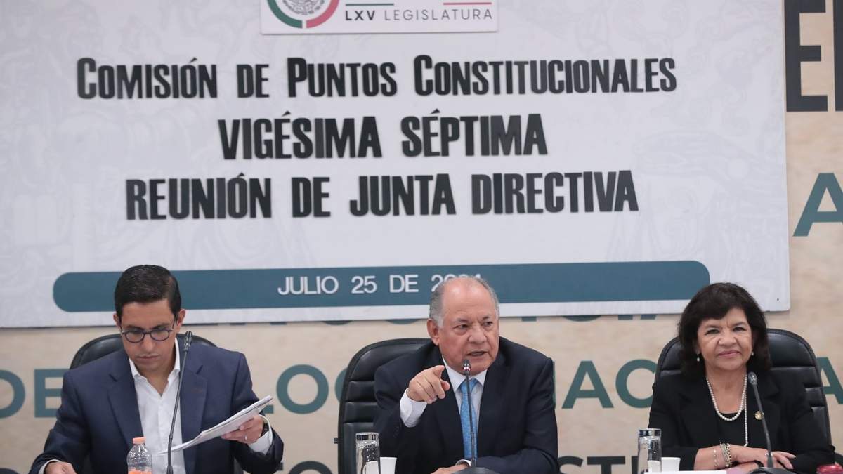 Juan Ramiro Robledo (centro), presidente de la Comisión de Puntos Constitucionales
