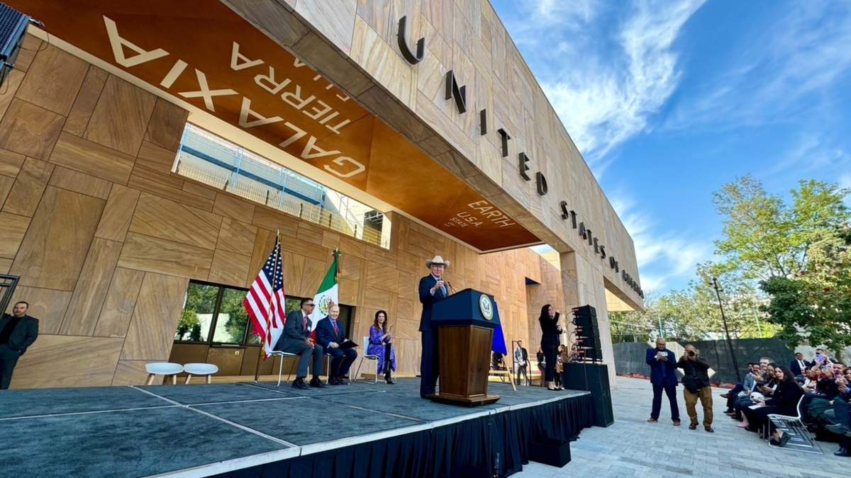 Ken Salazar en la inauguración de la nueva Embajada de Estados Unidos en México
