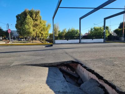 Debido a una falla en el asfaltado, se corta un puente que une Cutral Co y Plaza Huincul