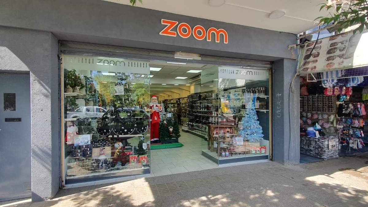 Las vidrieras de los locales ya se visten de navidad. Fuente: (Javier Manzano)