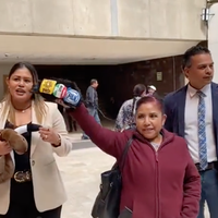 Morenistas protestan contra Xóchitl Gálvez con una serpiente y una rata de peluche (Video)