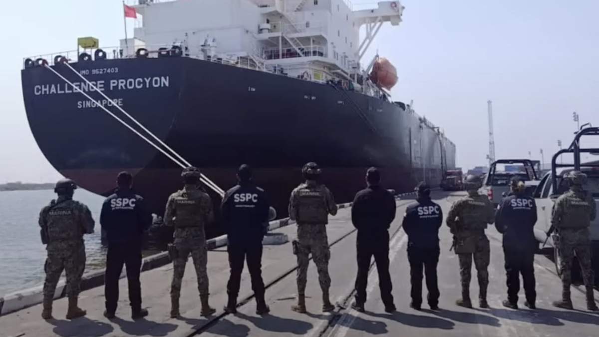 La orden contra Farías Laguna fue emitida el 19 de agosto e incluye a otros 13 marinos y funcionarios aduaneros supuestamente implicados en el desembarque de 31 buques con huachicol fiscal