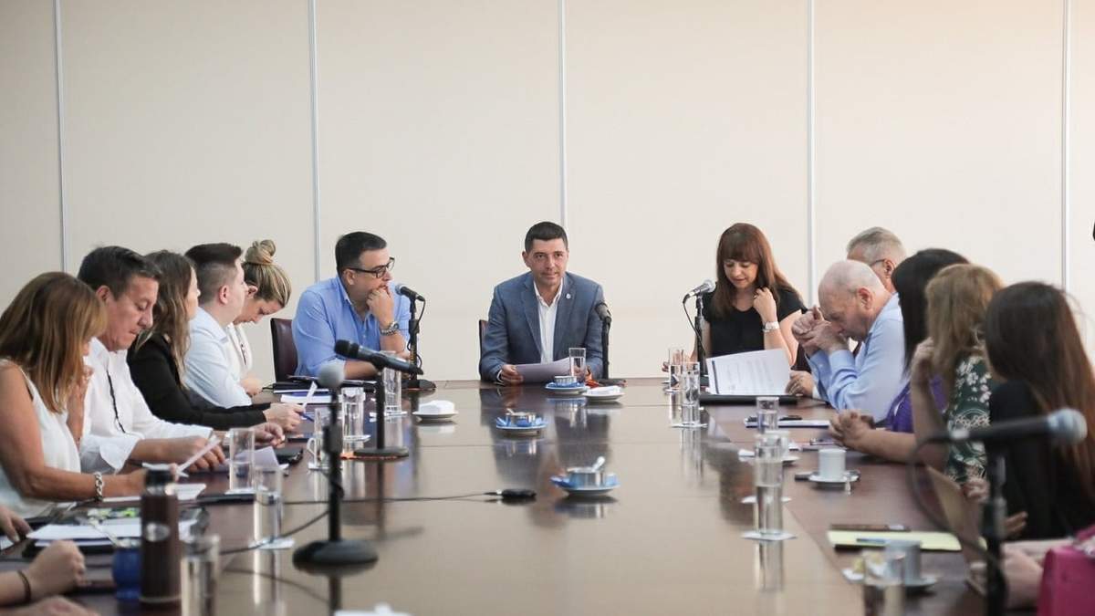 El vicegobernador Koopmann presidió la reunión de la comisión. Fuente: (Prensa Legislatura)