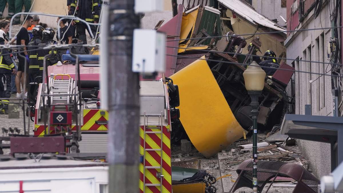 Equipos de emergencia trabajan en el lugar donde se descarriló un tranvía eléctrico en Lisboa, Portugal