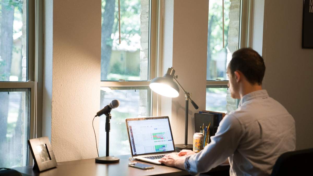 Un 73% de trabajadores encuestados desea que continúen las opciones de trabajo remoto flexible