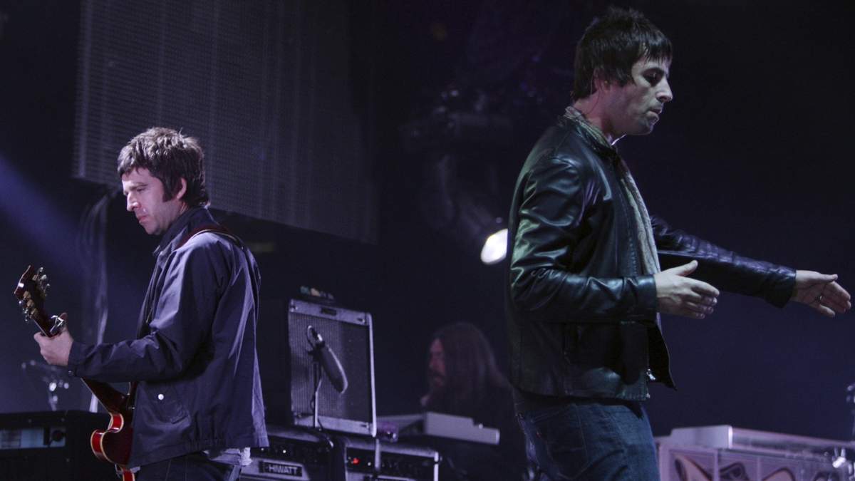 La relación familiar de los Gallagher, marcada por décadas de éxitos y conflictos públicos, enfrenta un nuevo y complejo capítulo alejado de los escenarios.