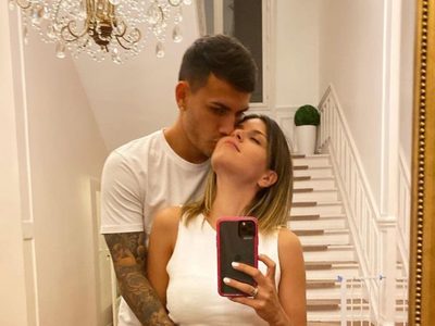 Al pie del cañón: en una noche difícil, Camila Galante apoyó a Leandro Paredes