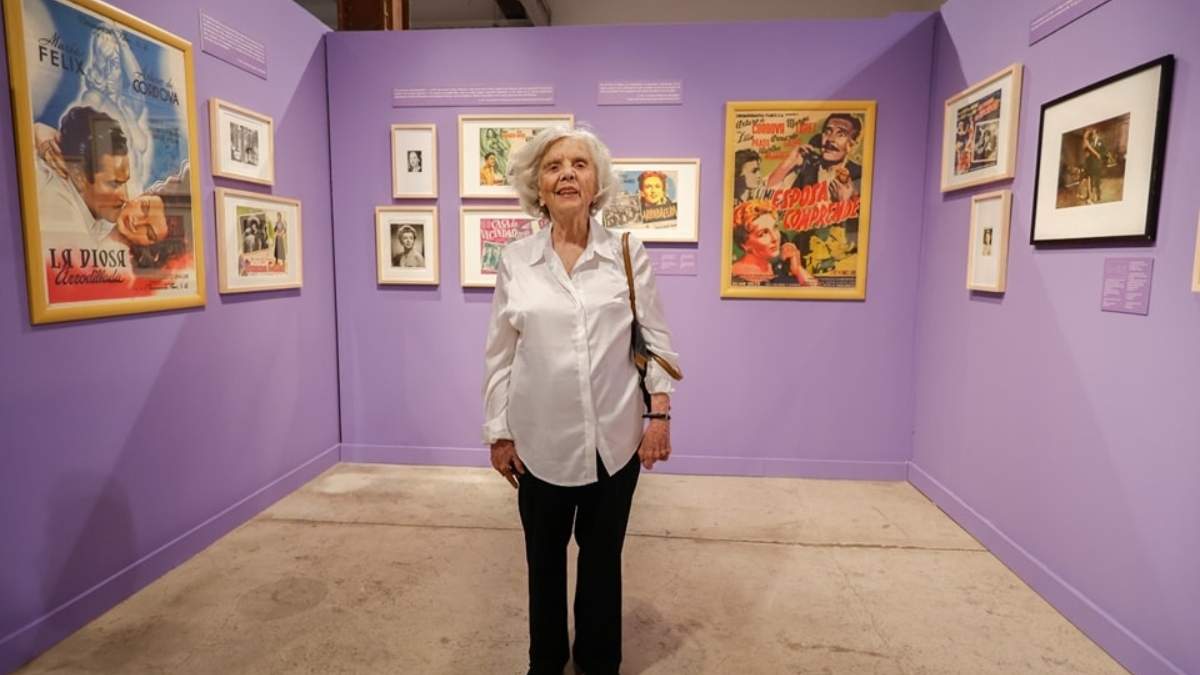 Elena Poniatowska en la exhibición “Mujeres y feminismos en las crónicas y colecciones de Carlos Monsiváis”