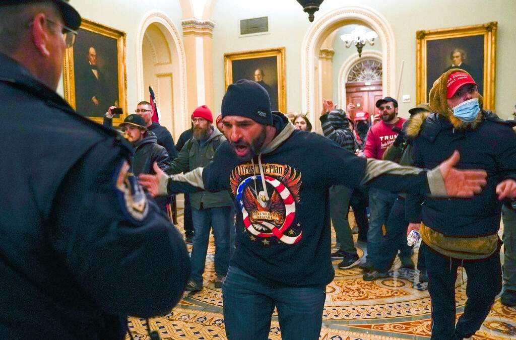 Seguidores de Trump al ingresar al Capitolio de Estados Unidos