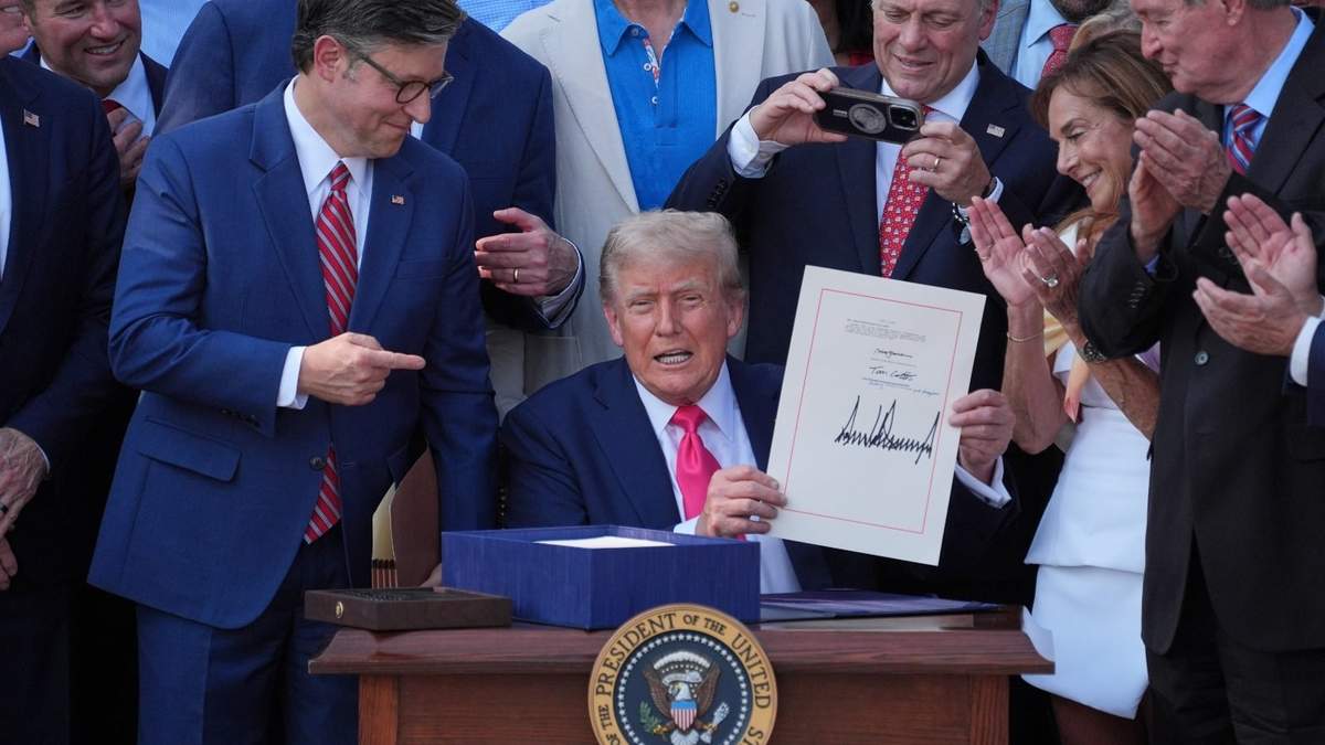 Trump con uno de sus decretos