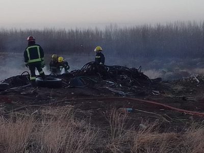 Bomberos Voluntarios lograron contener un incendio antes de que alcanzara el predio de una empresa