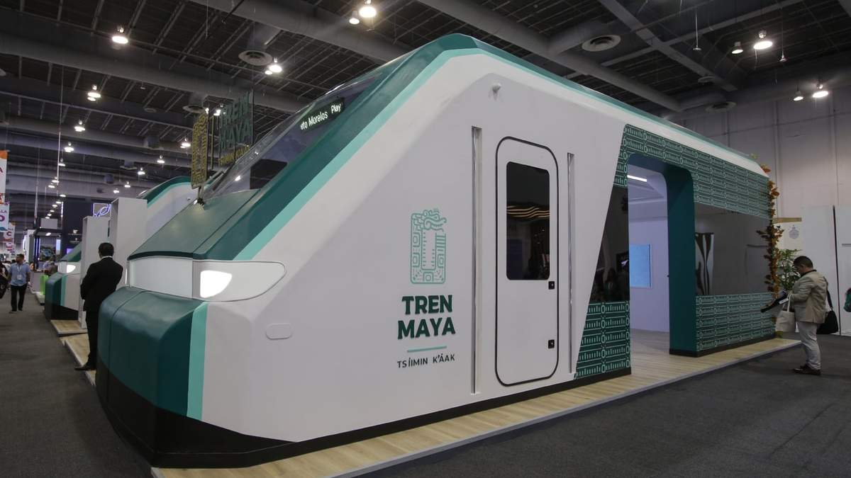Una representación a escala del Tren Maya durante el Tianguis Turístico México 2023