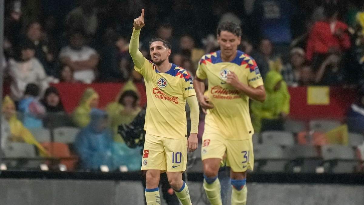 Diego Valdés (10) celebra su segundo gol contra Guadalajara