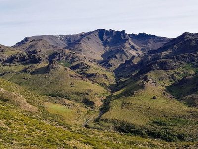 Entre paisajes y leyendas: cómo es la travesía al Pino Solo en el norte neuquino y al límite con Chile