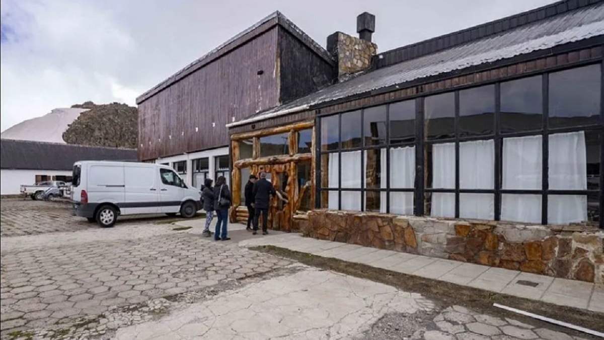 El inmueble tiene una superficie total de 12.417 metros cuadrados, de los cuales 3.098 corresponden al edificio principal. Fuente: (Gobierno de Neuquén)