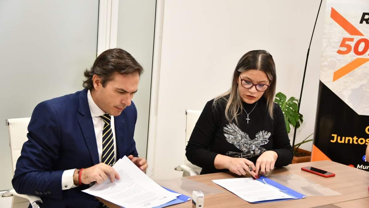 La intendente de Rincón de los Sauces, Norma Sepúlveda y el fiscal general, José Gerez. Fuente: (Twitter)