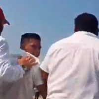 Golpean a periodistas que reportaban acarreo al informe de senador priista en Chiapas