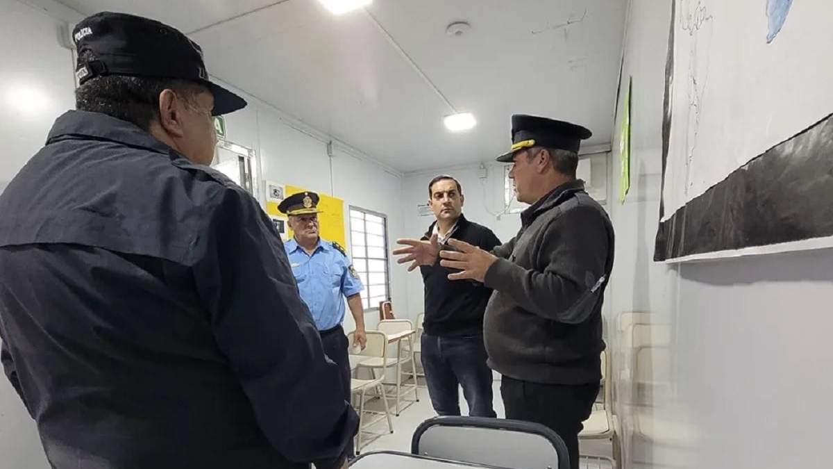 El ministro de Seguridad y funcionarios policiales recorrieron la Unidad 32 de Zapala. Fuente (Neuquén Informa)
