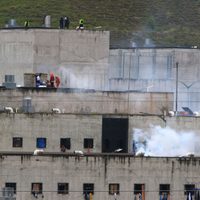 Suman 79 muertos por motines simultáneos en cárceles de Ecuador