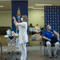 Israel empezó a aplicar una cuarta dosis de la vacuna para estudiar sus beneficios